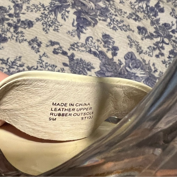 Michael Kors white patent leather clear base - Picture 8 of 8